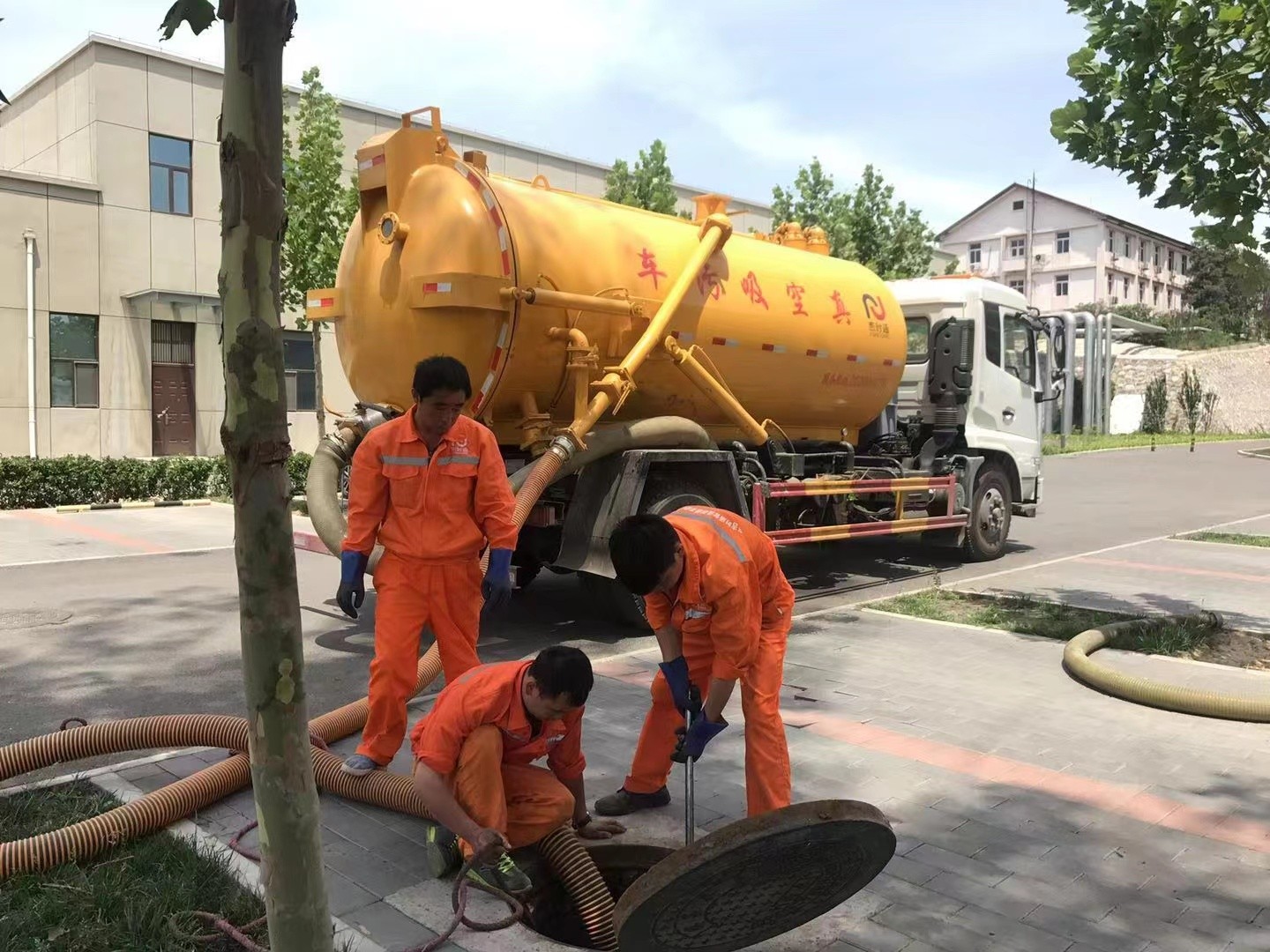 谢通门化粪池清理与5-8吨吸粪车施工效率分析